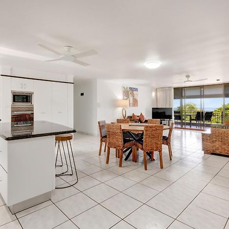 Roydon Beachfront Apartments Trinity Beach Exteriör bild