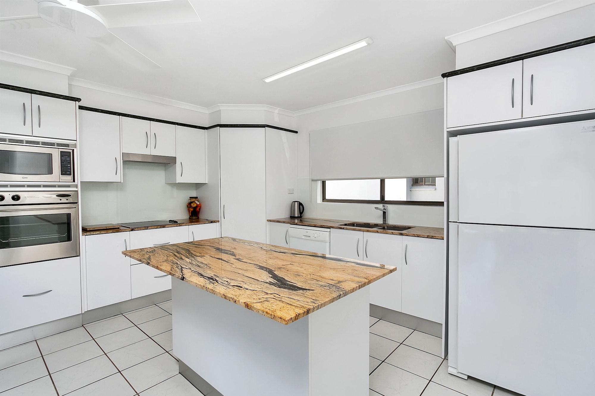 Roydon Beachfront Apartments Trinity Beach Exteriör bild