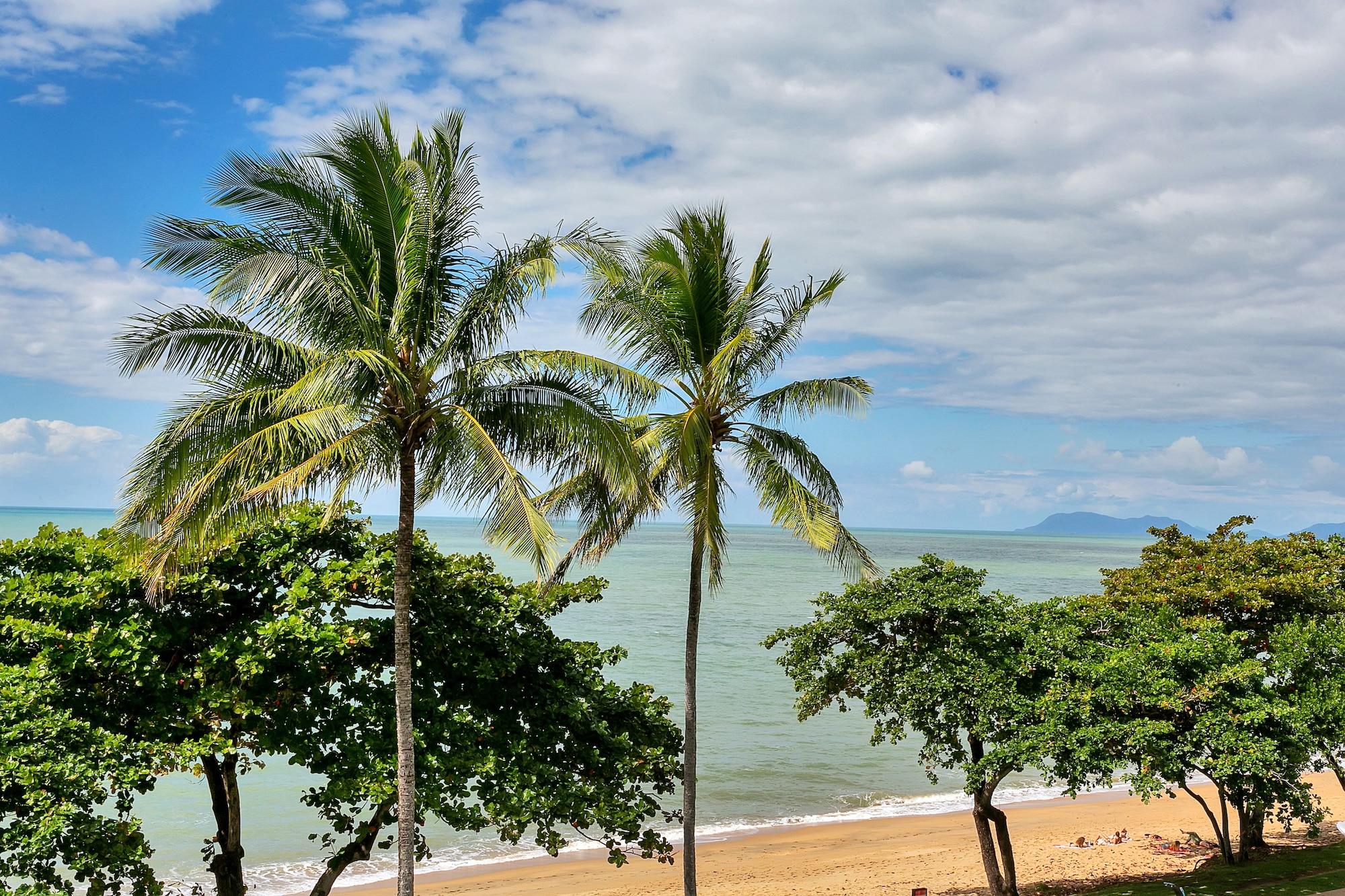 Roydon Beachfront Apartments Trinity Beach Exteriör bild