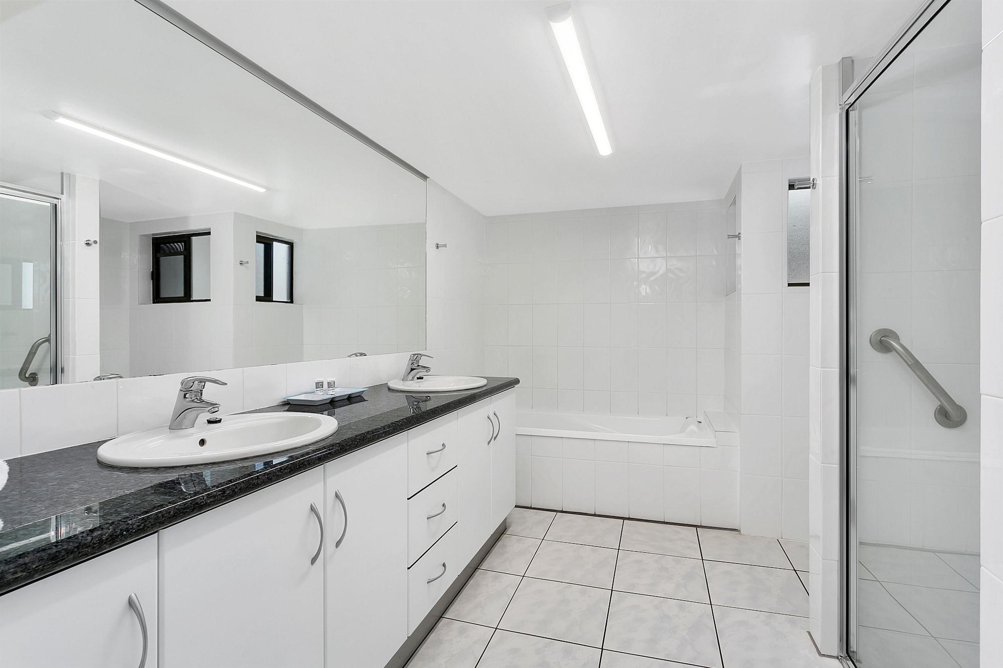 Roydon Beachfront Apartments Trinity Beach Exteriör bild