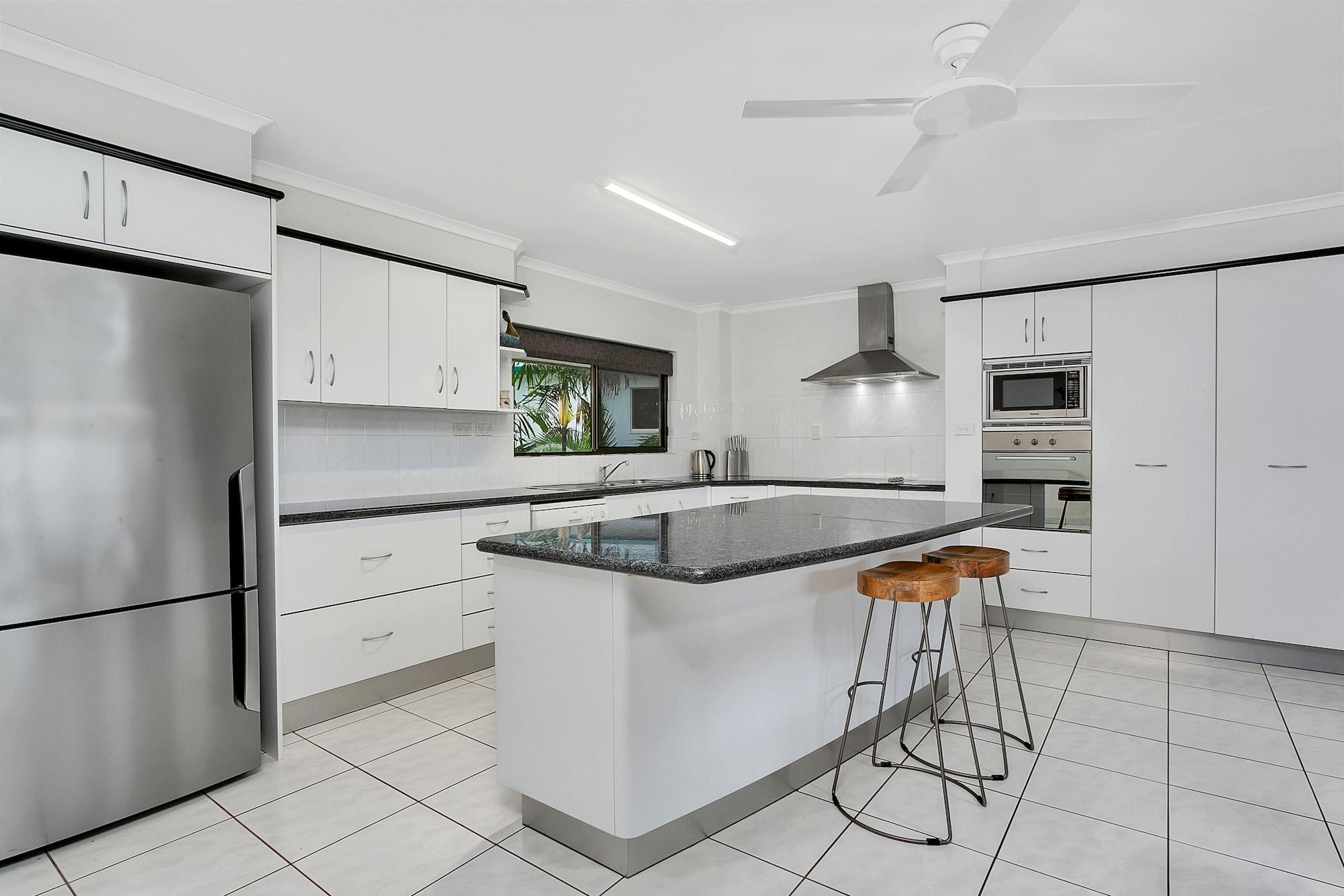 Roydon Beachfront Apartments Trinity Beach Exteriör bild