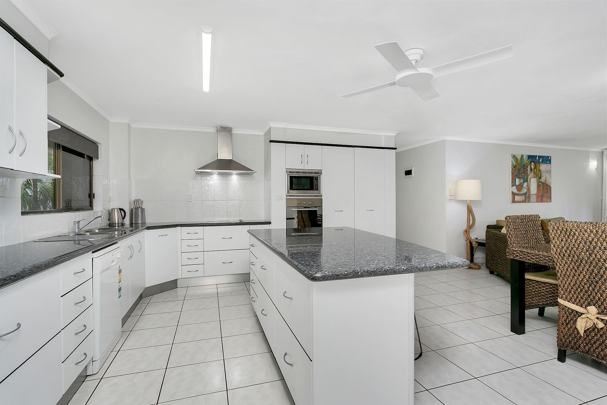 Roydon Beachfront Apartments Trinity Beach Exteriör bild