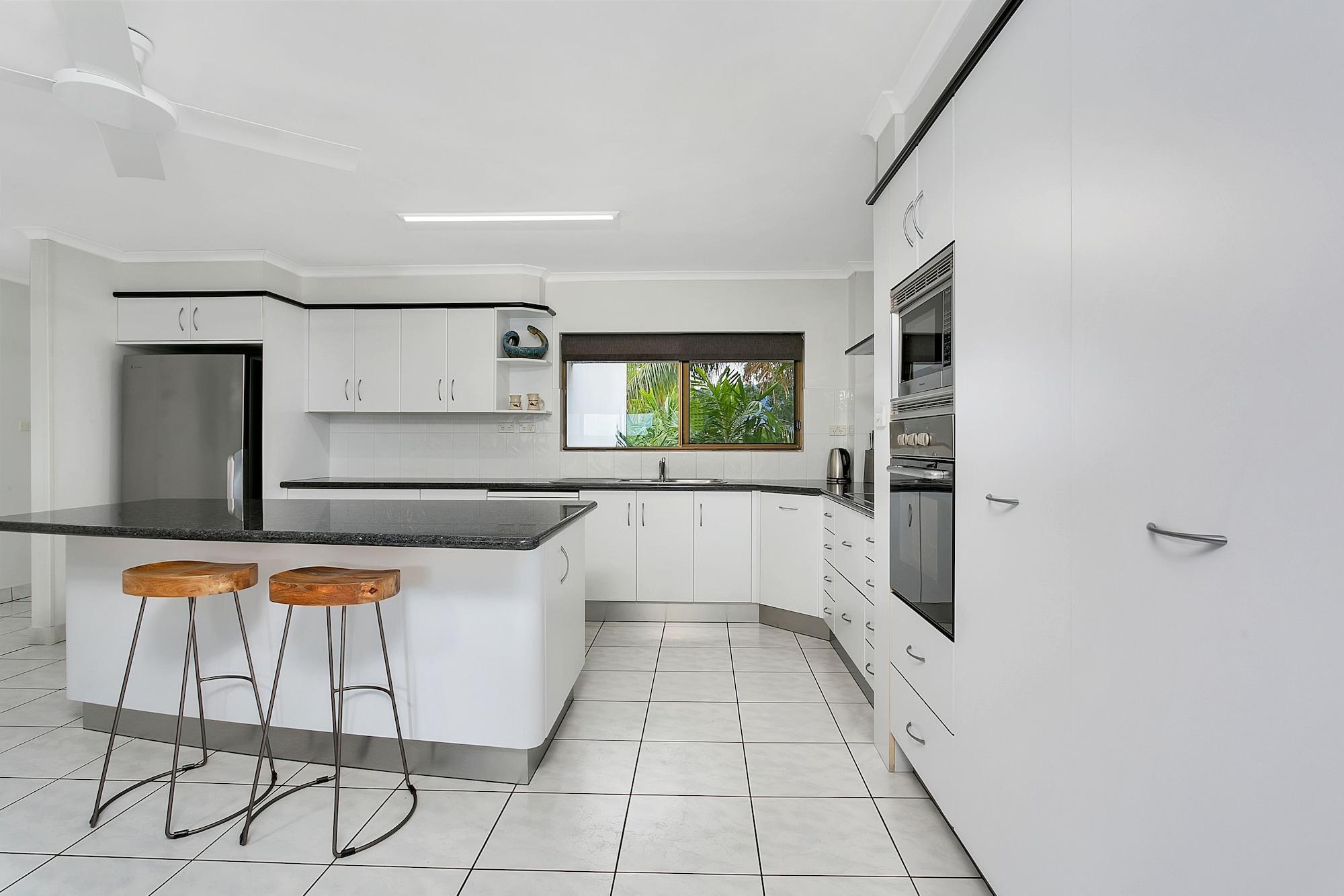 Roydon Beachfront Apartments Trinity Beach Exteriör bild