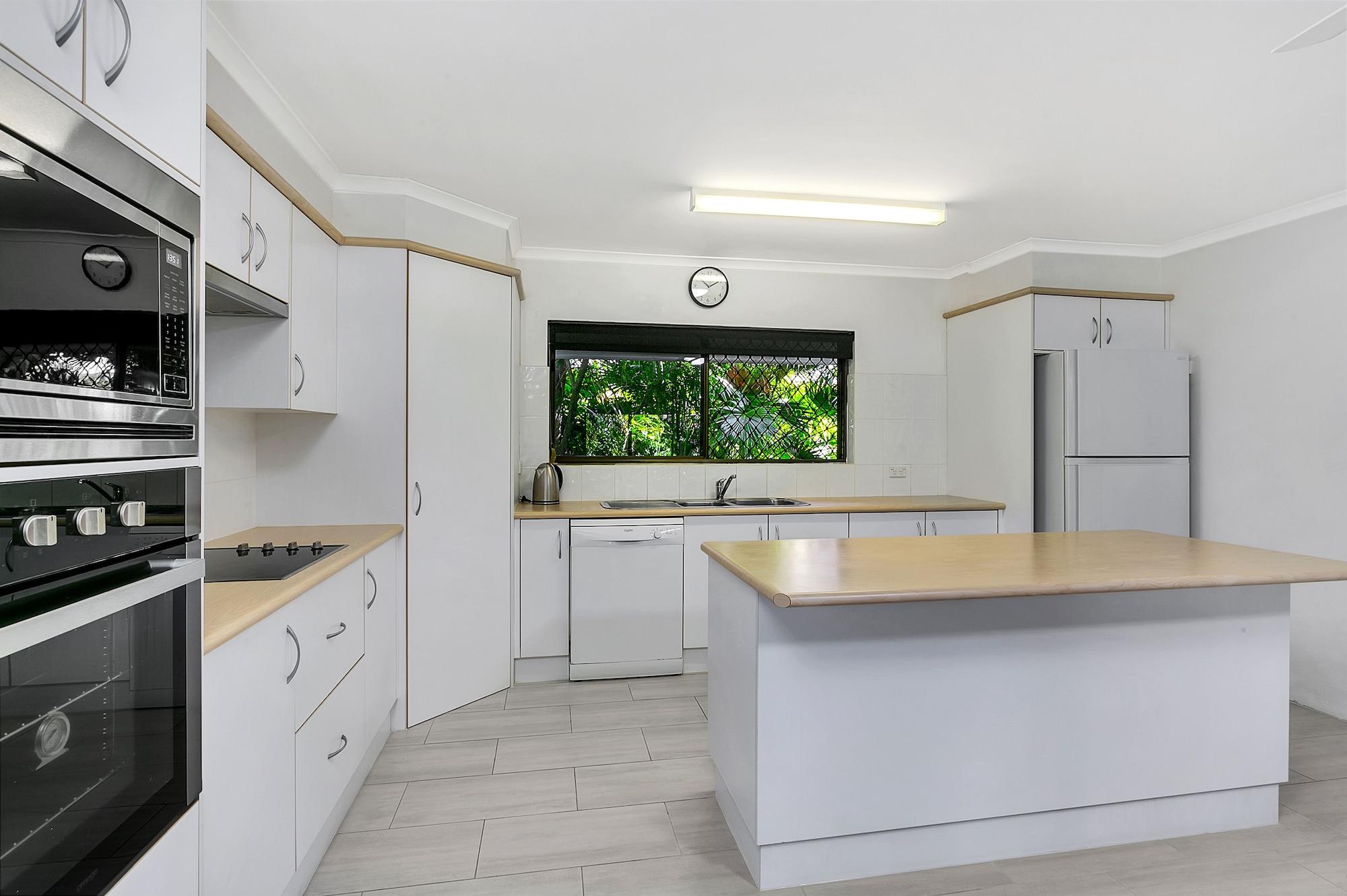 Roydon Beachfront Apartments Trinity Beach Exteriör bild