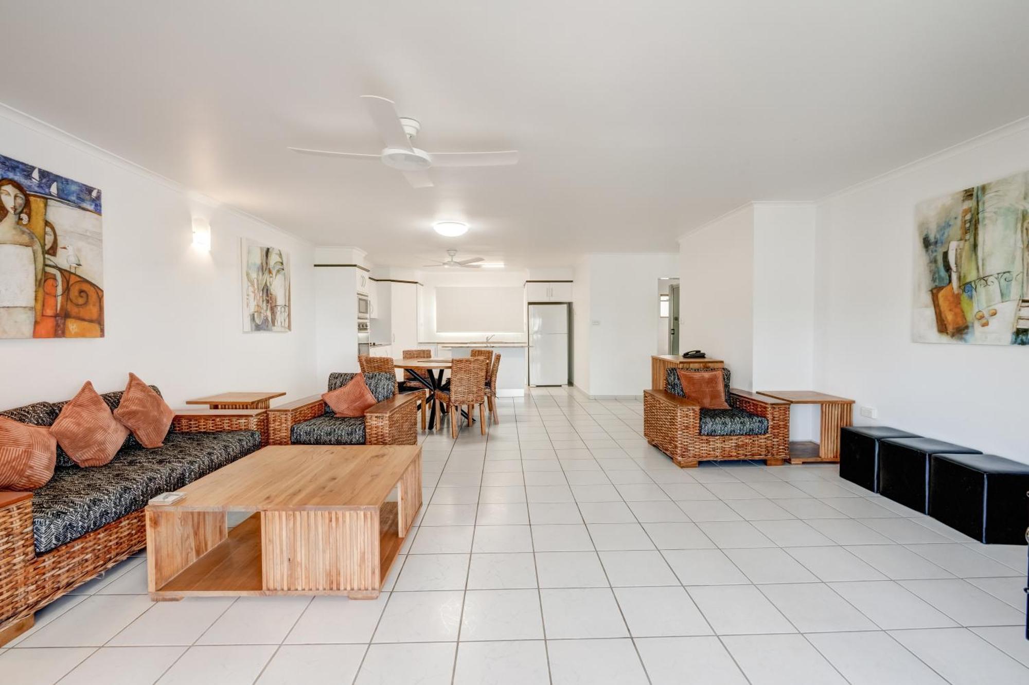 Roydon Beachfront Apartments Trinity Beach Exteriör bild
