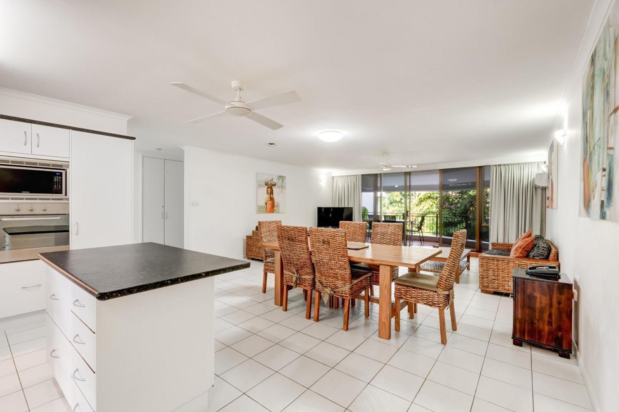 Roydon Beachfront Apartments Trinity Beach Exteriör bild