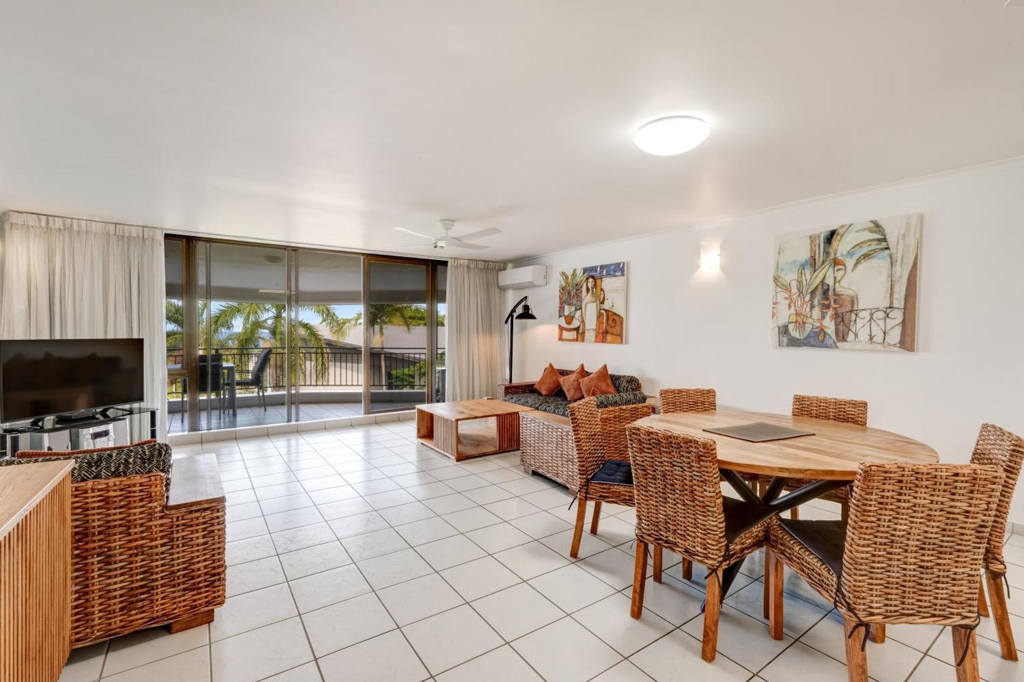 Roydon Beachfront Apartments Trinity Beach Exteriör bild