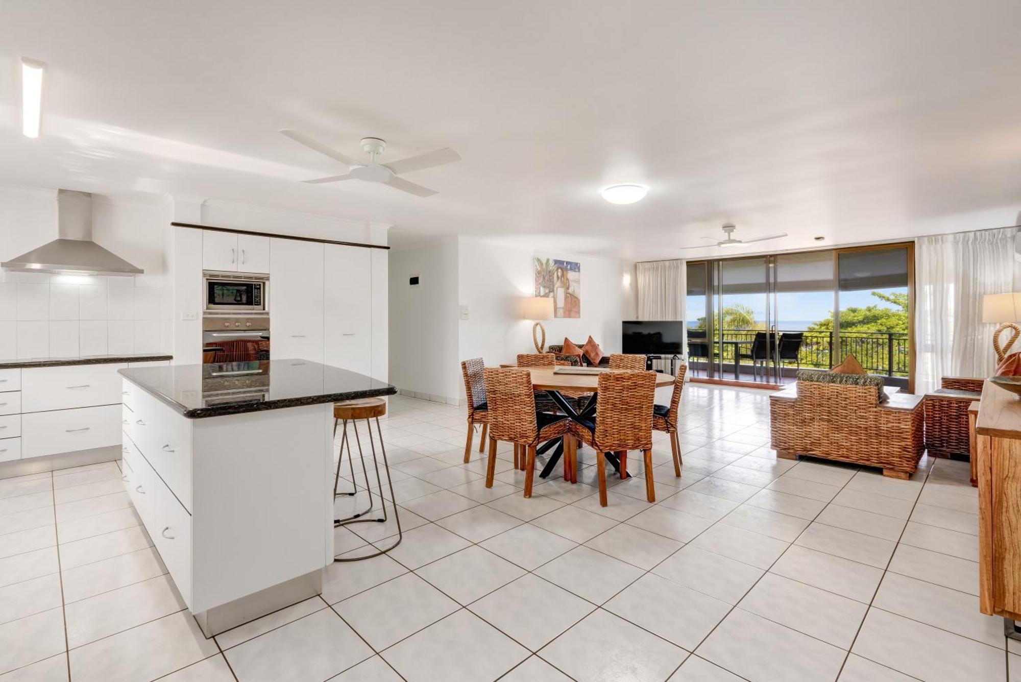 Roydon Beachfront Apartments Trinity Beach Exteriör bild
