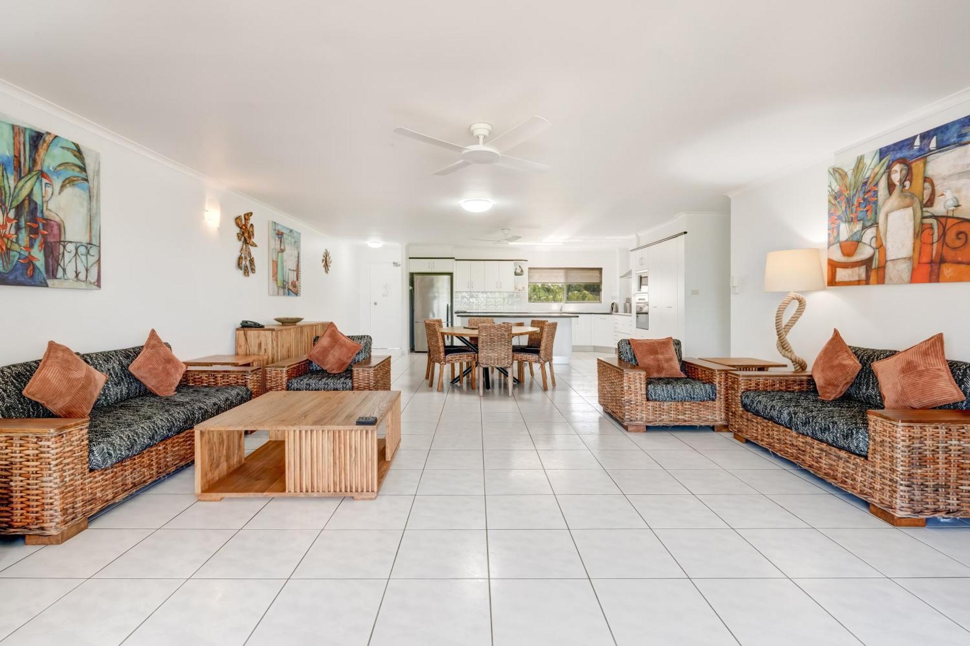 Roydon Beachfront Apartments Trinity Beach Exteriör bild