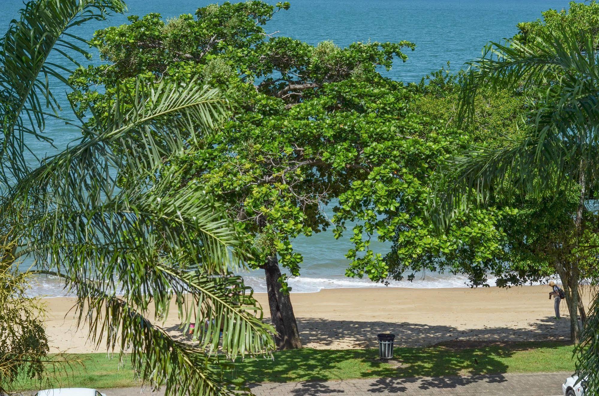 Roydon Beachfront Apartments Trinity Beach Exteriör bild