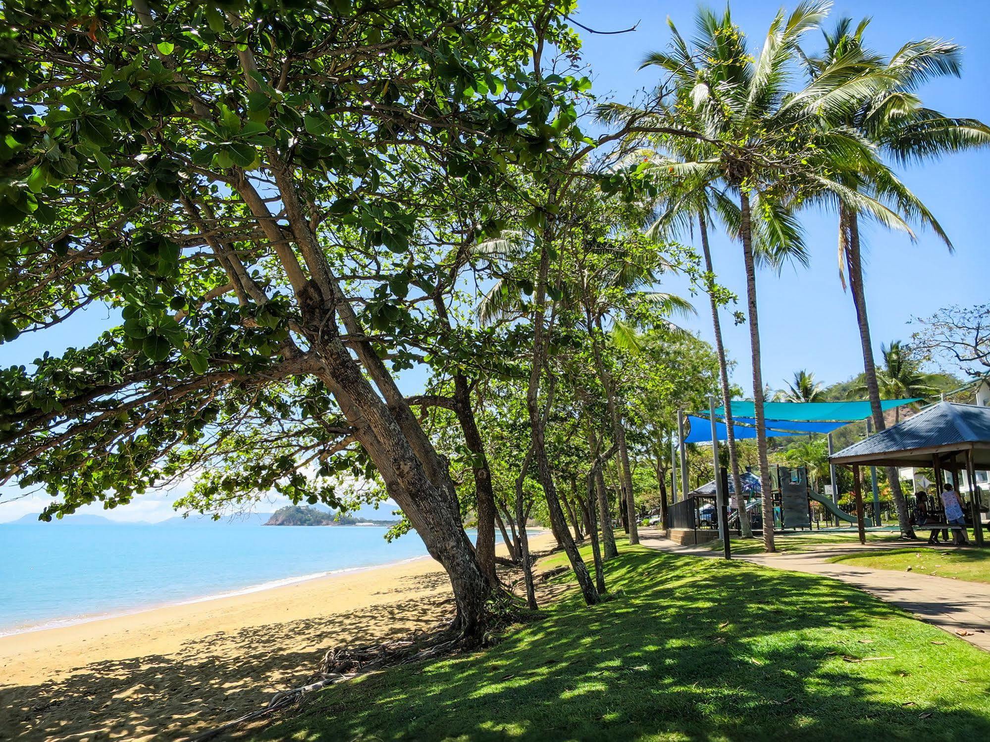 Roydon Beachfront Apartments Trinity Beach Exteriör bild