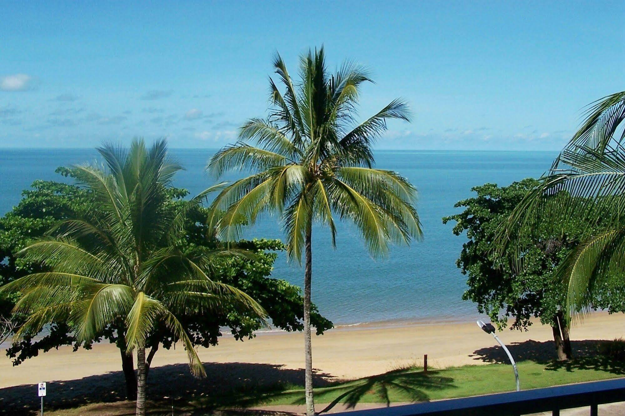 Roydon Beachfront Apartments Trinity Beach Exteriör bild