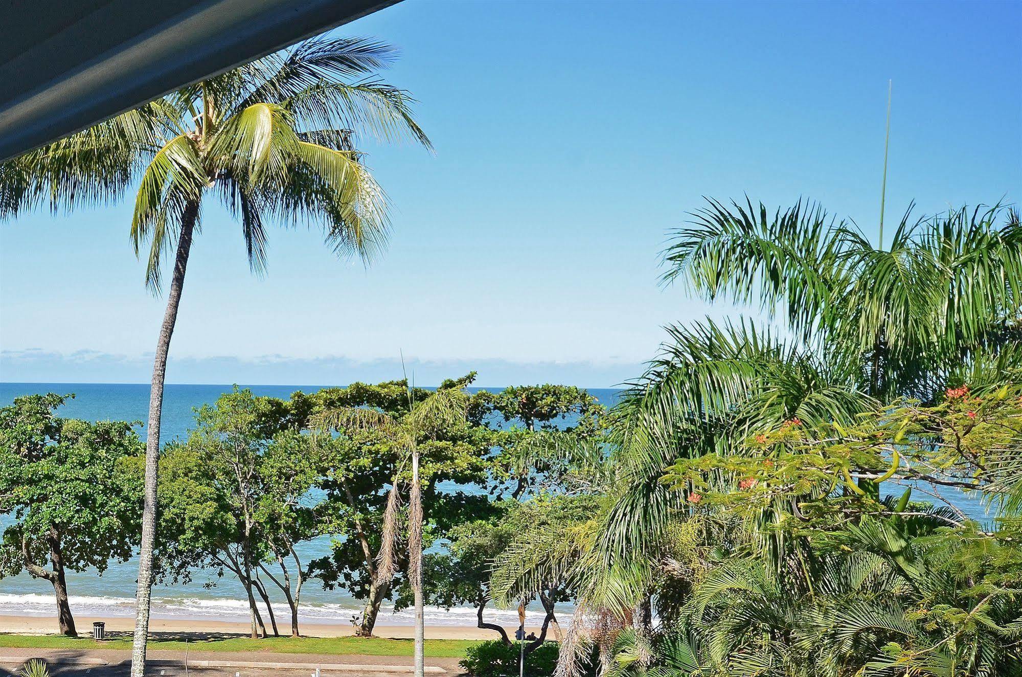 Roydon Beachfront Apartments Trinity Beach Exteriör bild