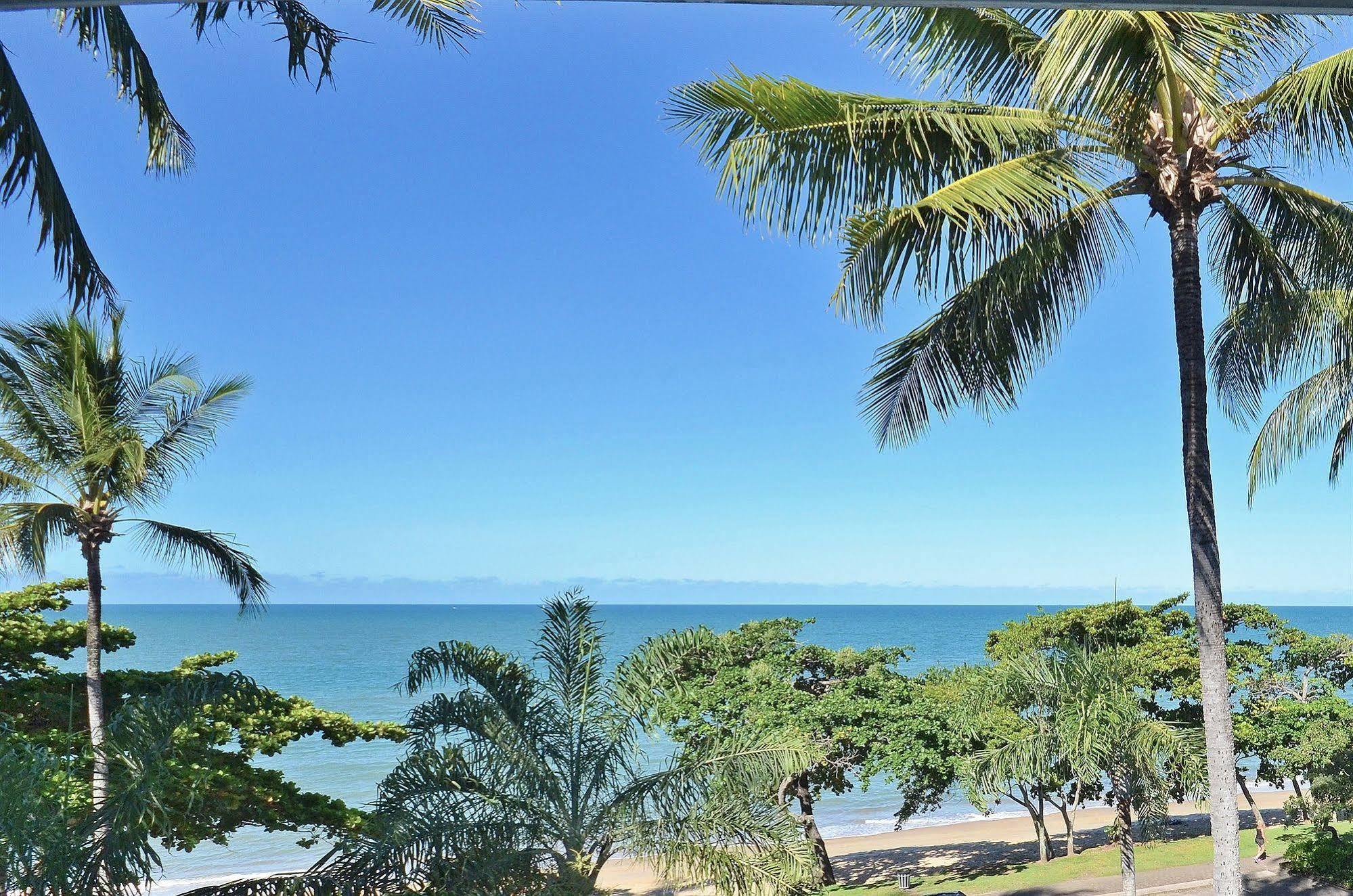 Roydon Beachfront Apartments Trinity Beach Exteriör bild