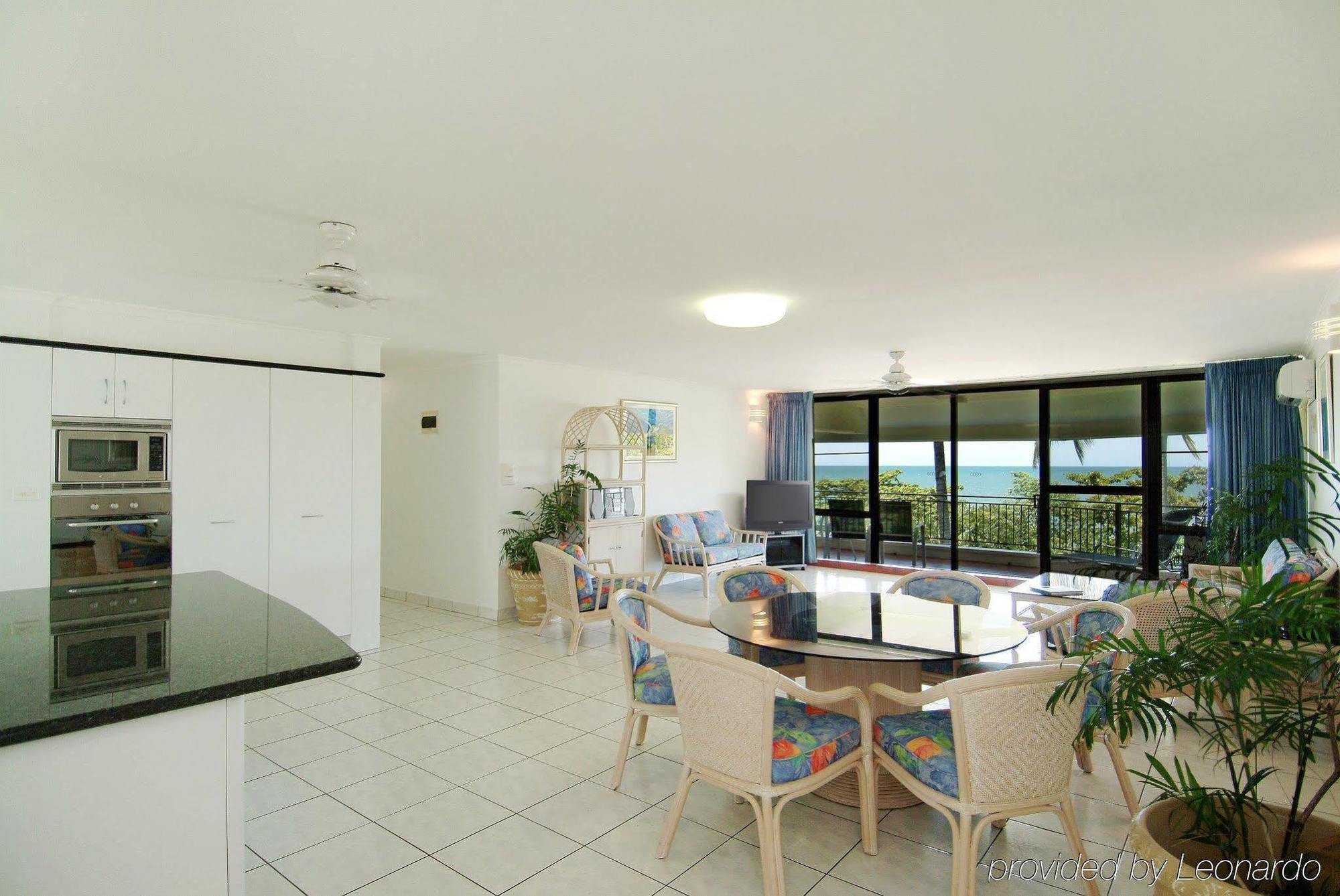 Roydon Beachfront Apartments Trinity Beach Exteriör bild