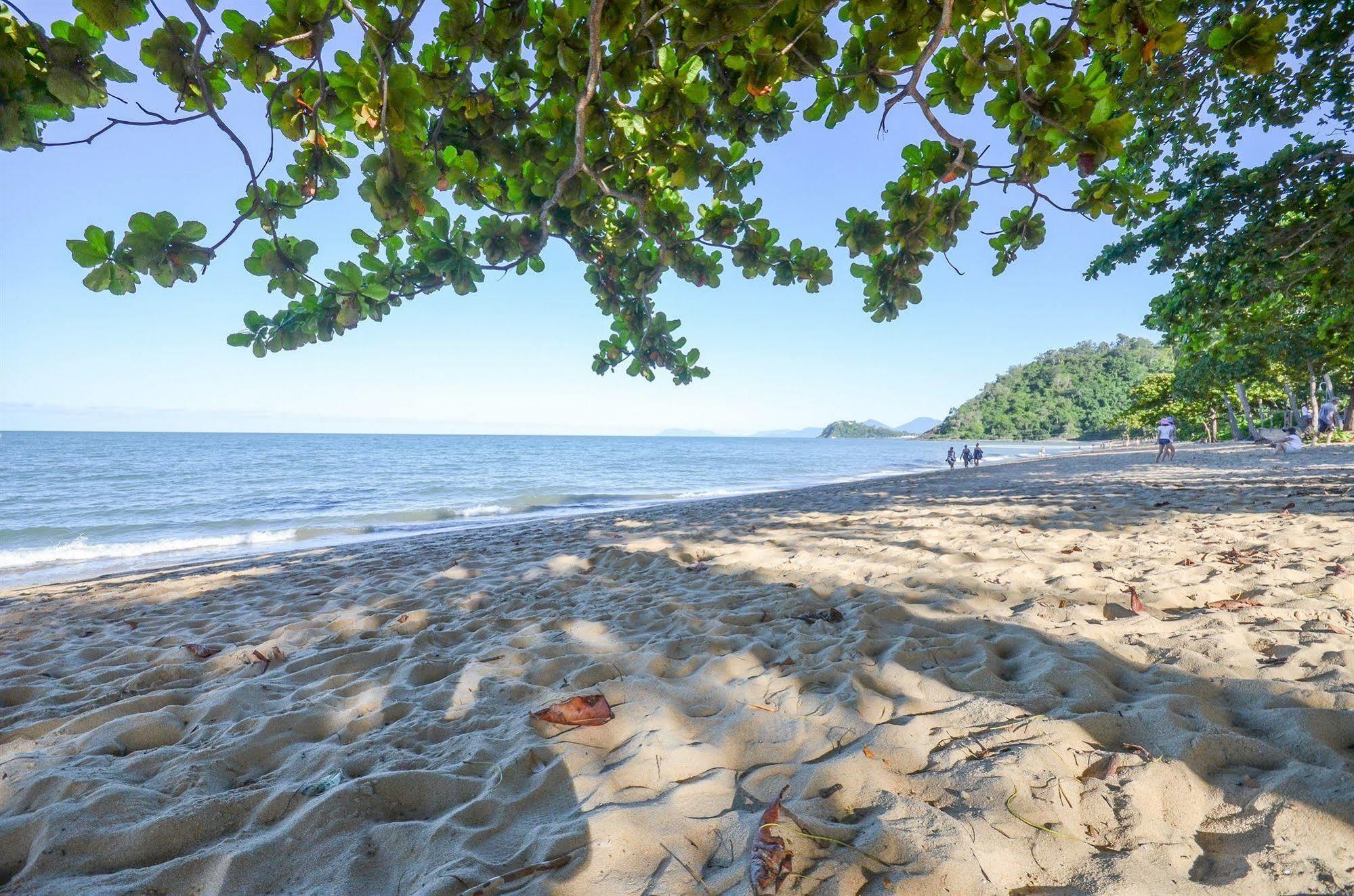 Roydon Beachfront Apartments Trinity Beach Exteriör bild