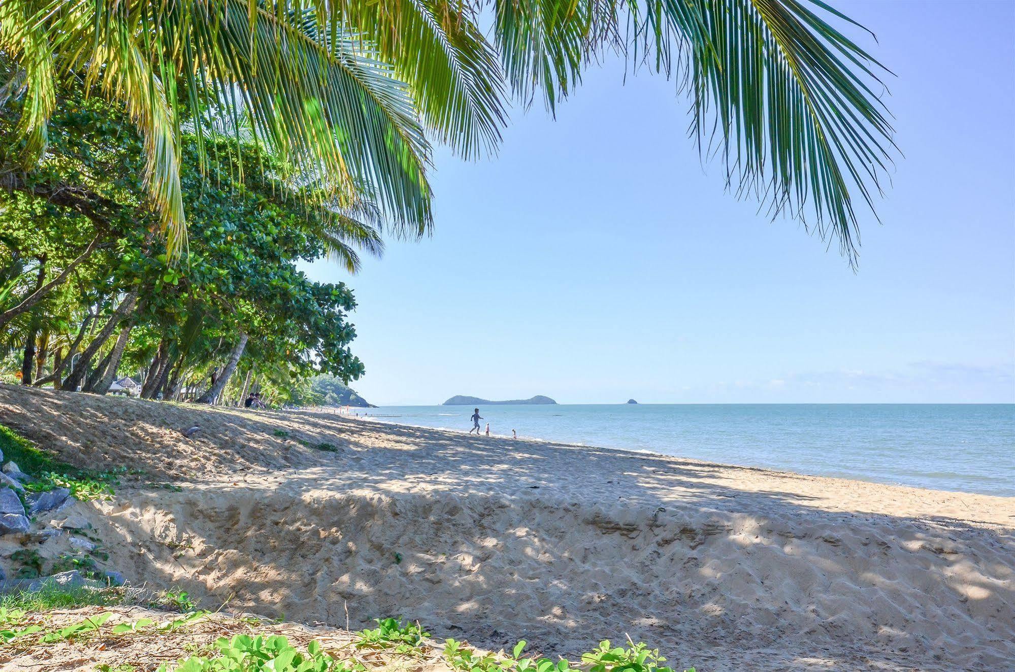 Roydon Beachfront Apartments Trinity Beach Exteriör bild