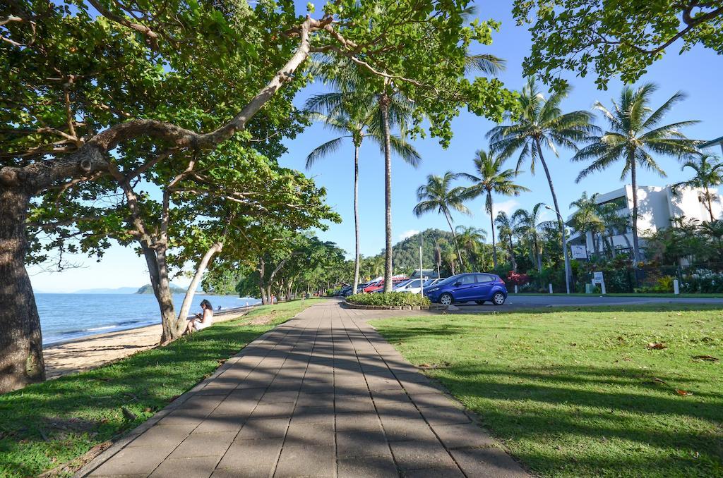 Roydon Beachfront Apartments Trinity Beach Exteriör bild