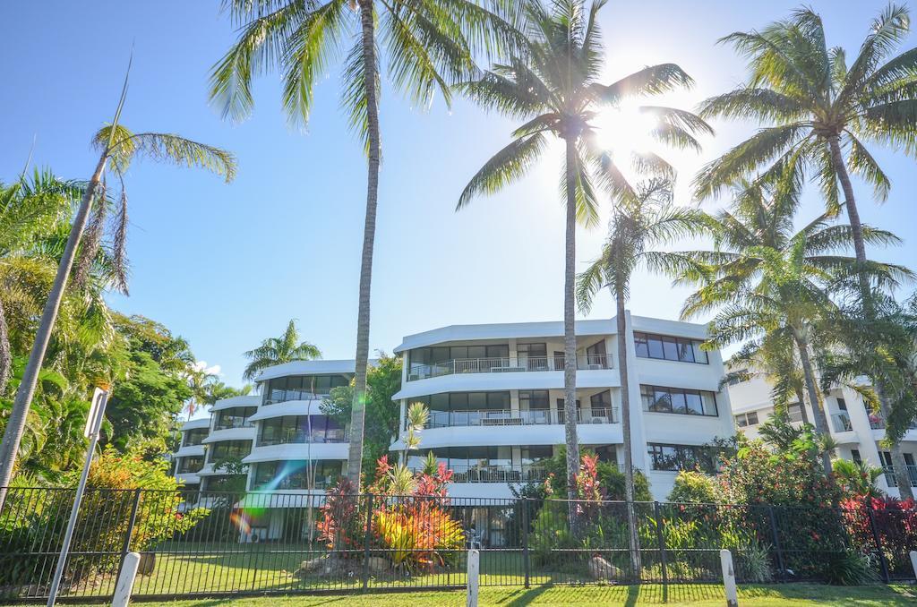 Roydon Beachfront Apartments Trinity Beach Exteriör bild