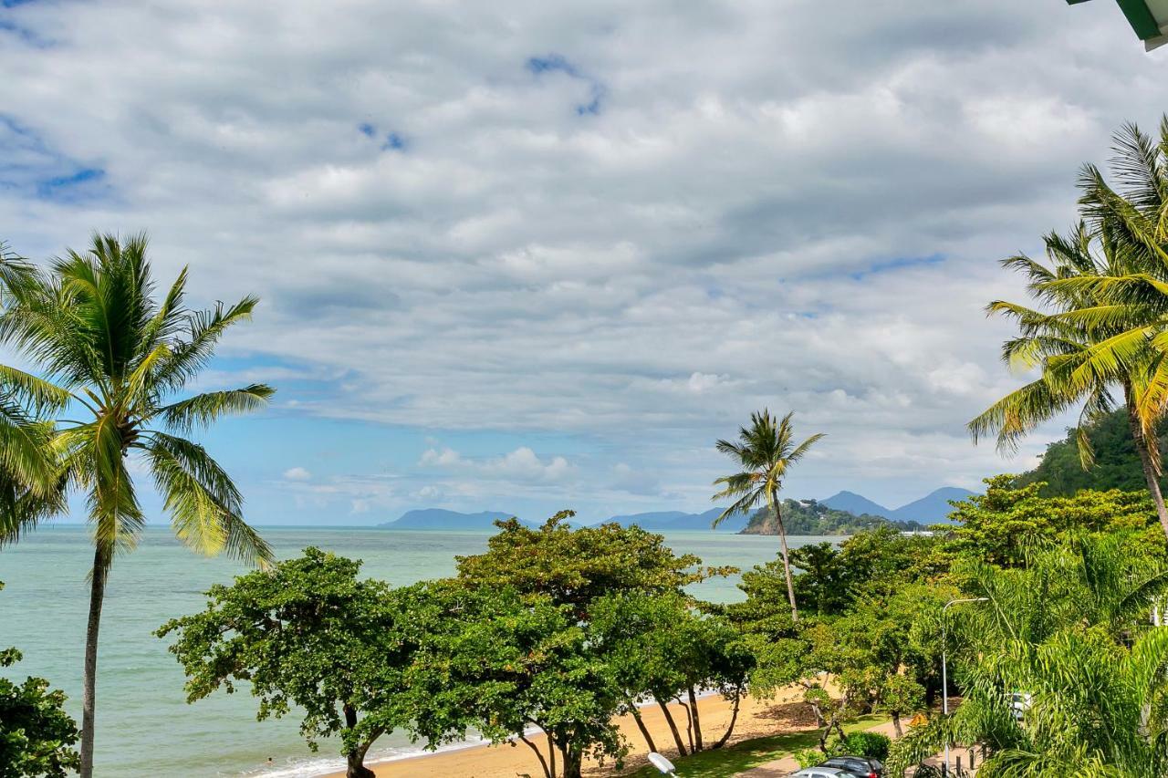 Roydon Beachfront Apartments Trinity Beach Exteriör bild